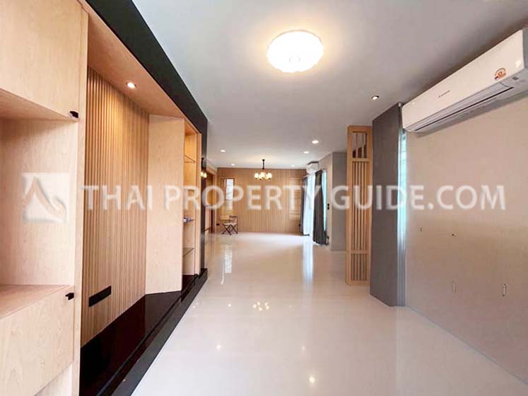 House with Shared Pool in Bangnatrad 